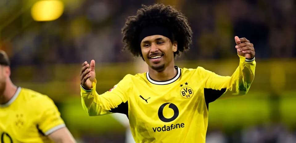 Futbolçu sevinclə qol qeyd edir, Dortmund stadionu