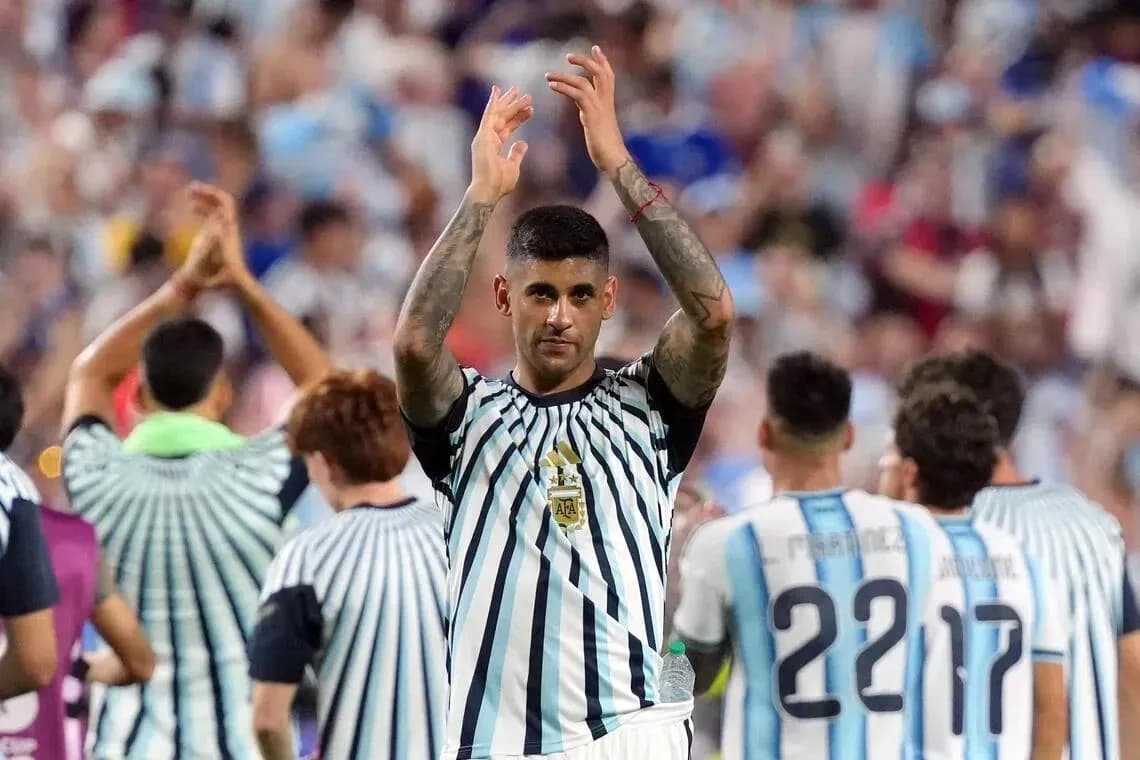Futbolçu fanlara əl çırpır, Argentina komandası