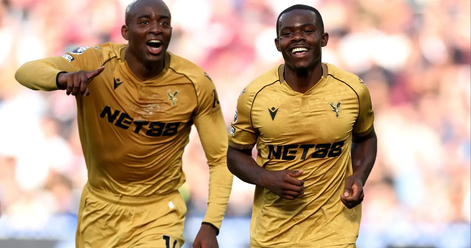 Crystal Palace futbolçuları sevinclə qaçır