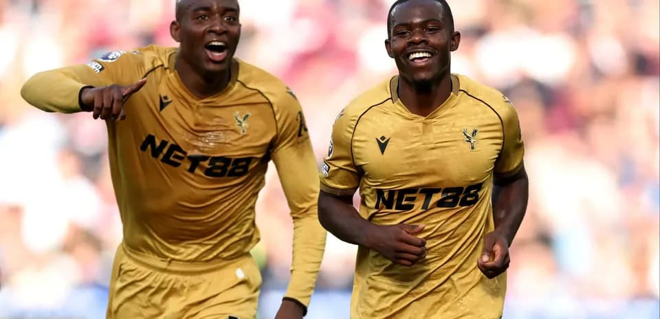 Crystal Palace futbolçuları sevinclə qaçır