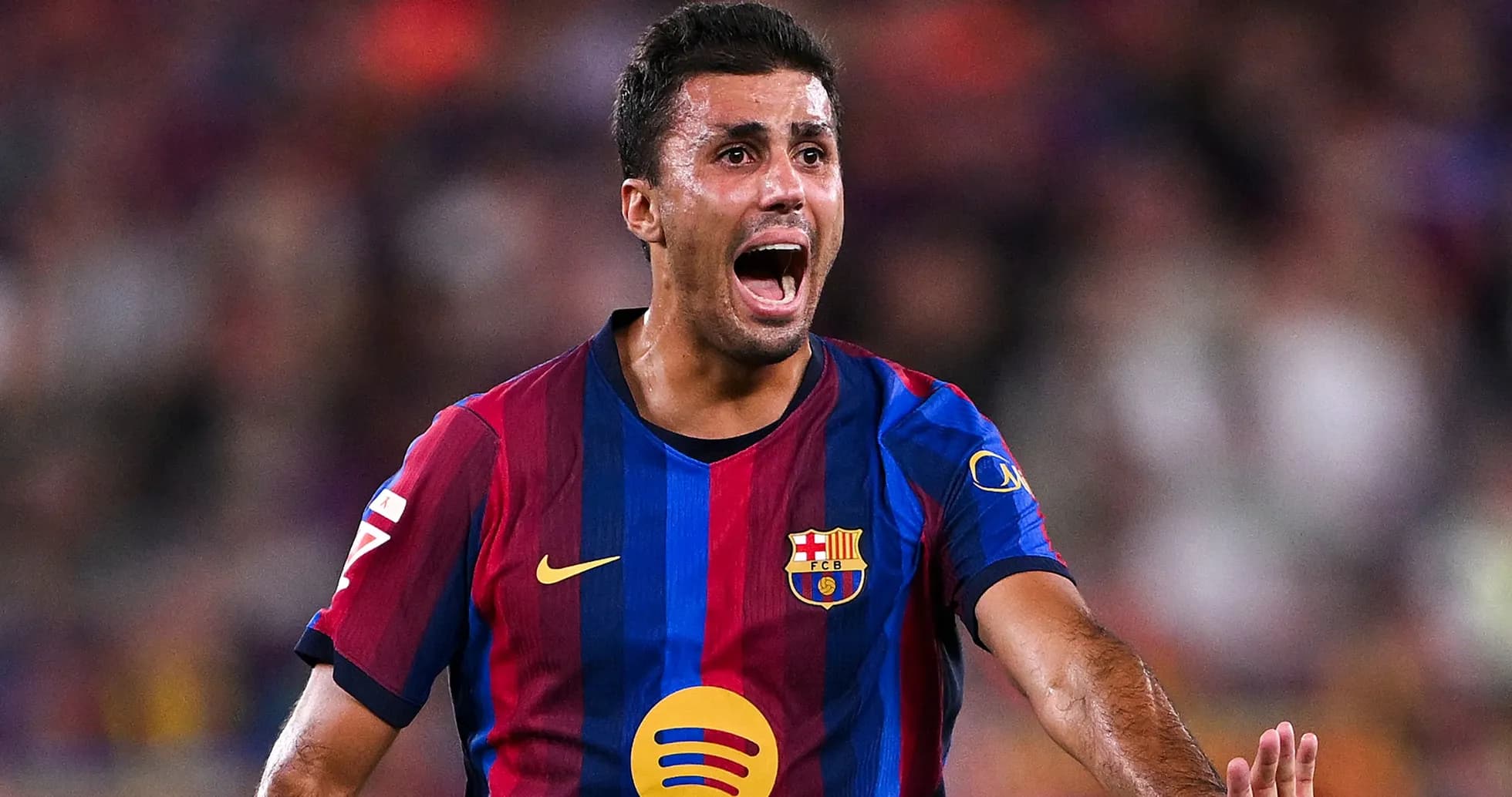 Futbolçu oyun zamanı yüksək səsdə çağırış edir