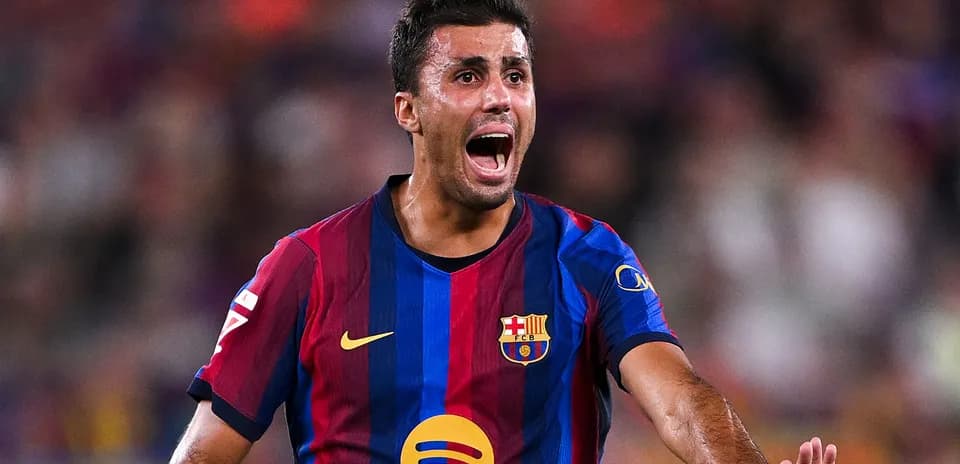 Futbolçu oyun zamanı yüksək səsdə çağırış edir