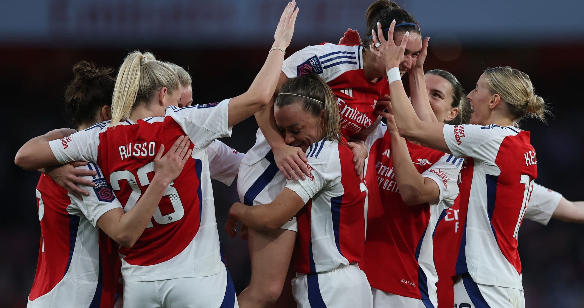 Arsenal W futbolçuları qələbəni qeyd edirlər