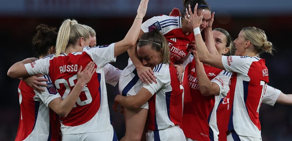 Arsenal W futbolçuları qələbəni qeyd edirlər