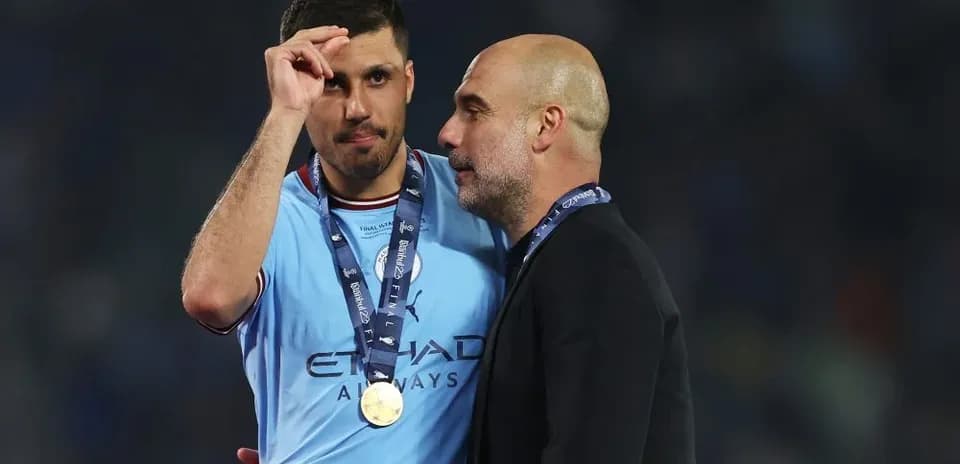Futbolçu və məşqçi medallarla müzakirə edir