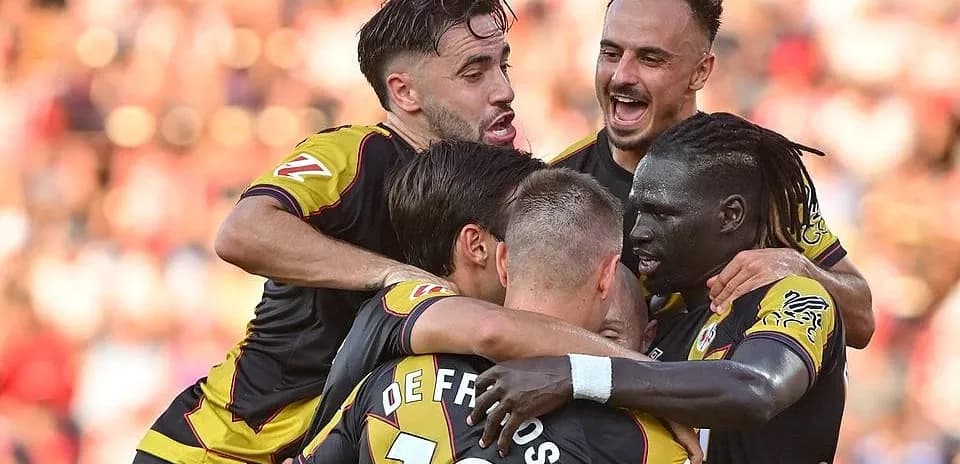 Rayo Vallecano oyunçularının qələbə sevincini paylaşması