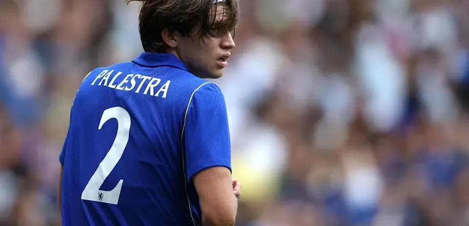 Futbolçu Palestra 2 nömrəli forma ilə sahədə