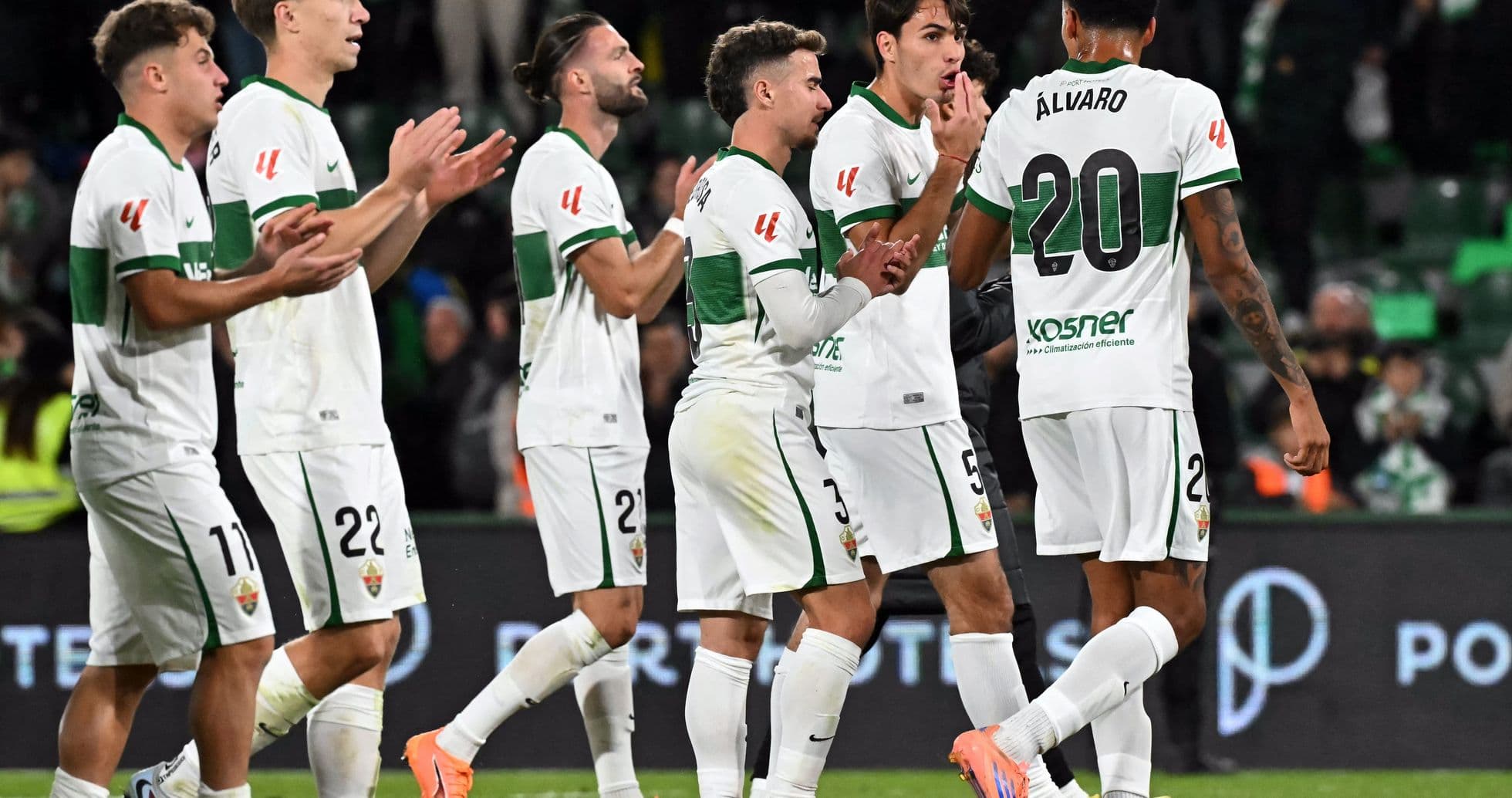 Elçenin futbolçuları qələbə münasibətilə sevinir