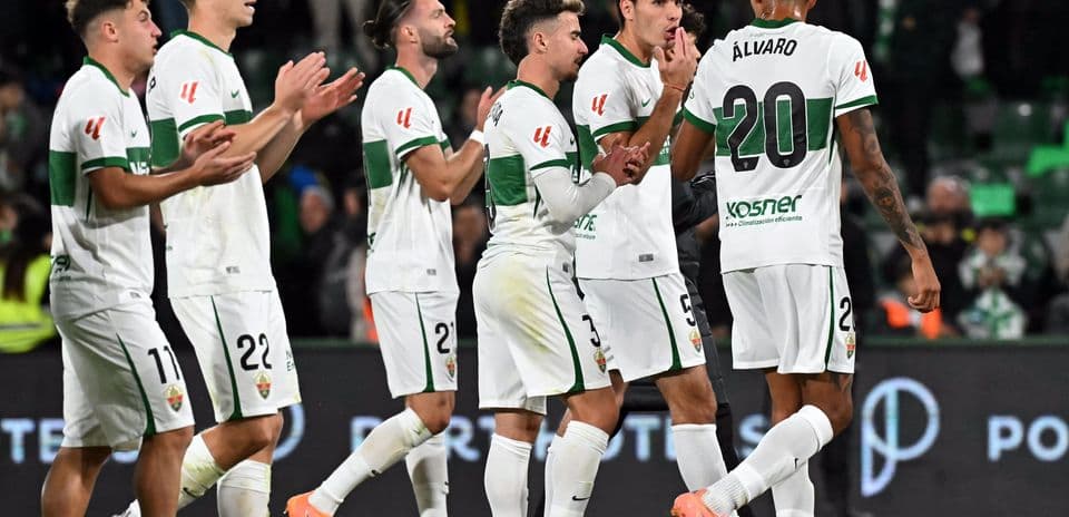 Elçenin futbolçuları qələbə münasibətilə sevinir