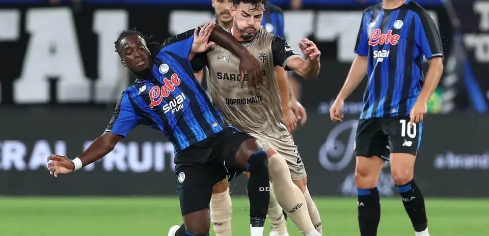 Atalanta və Cagliari futbolçuları top üçün mübarizə aparır