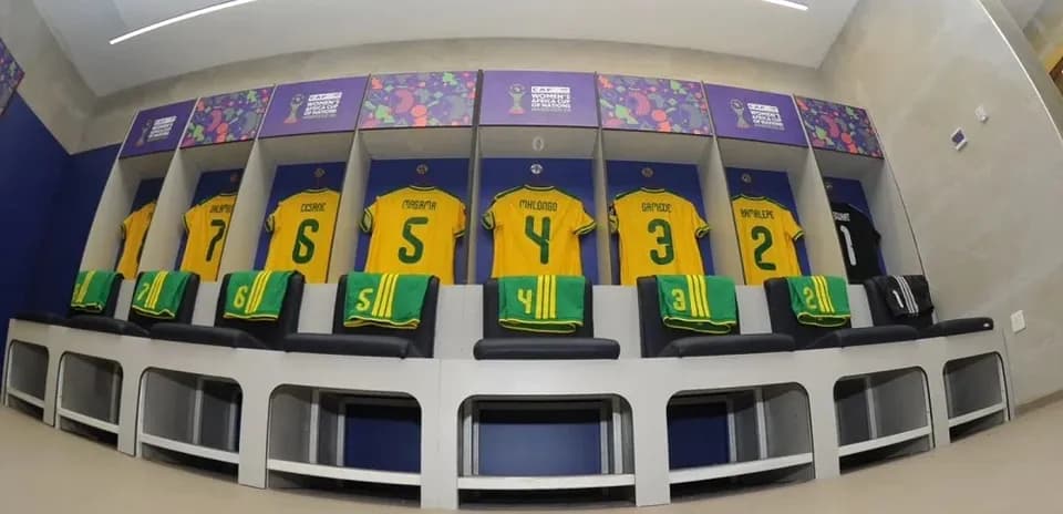 Futbolçular üçün geyim otağında formanalar sırayla düzülmüş