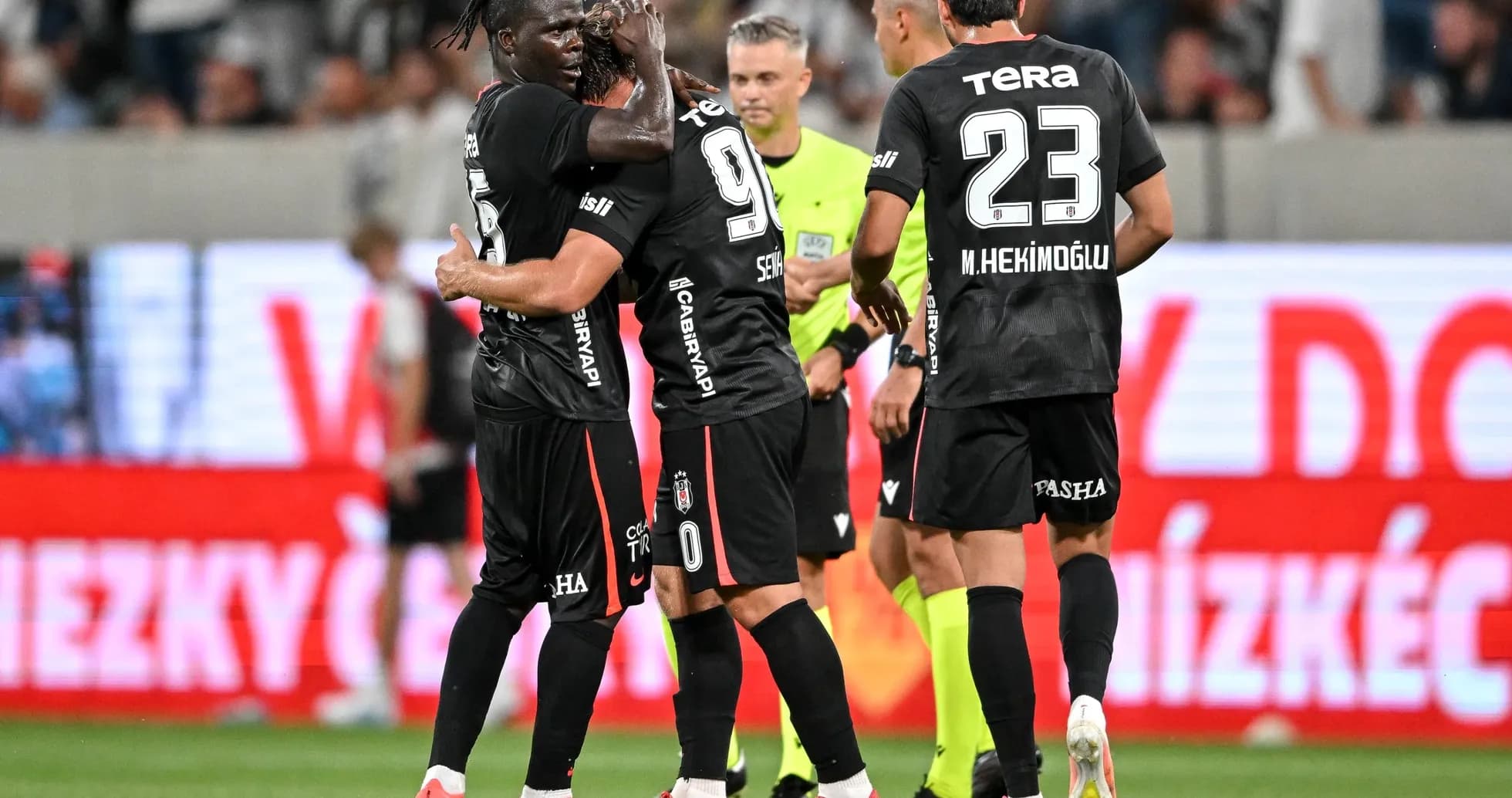 Beşiktaş oyunçuları bir-birini təbrik edir
