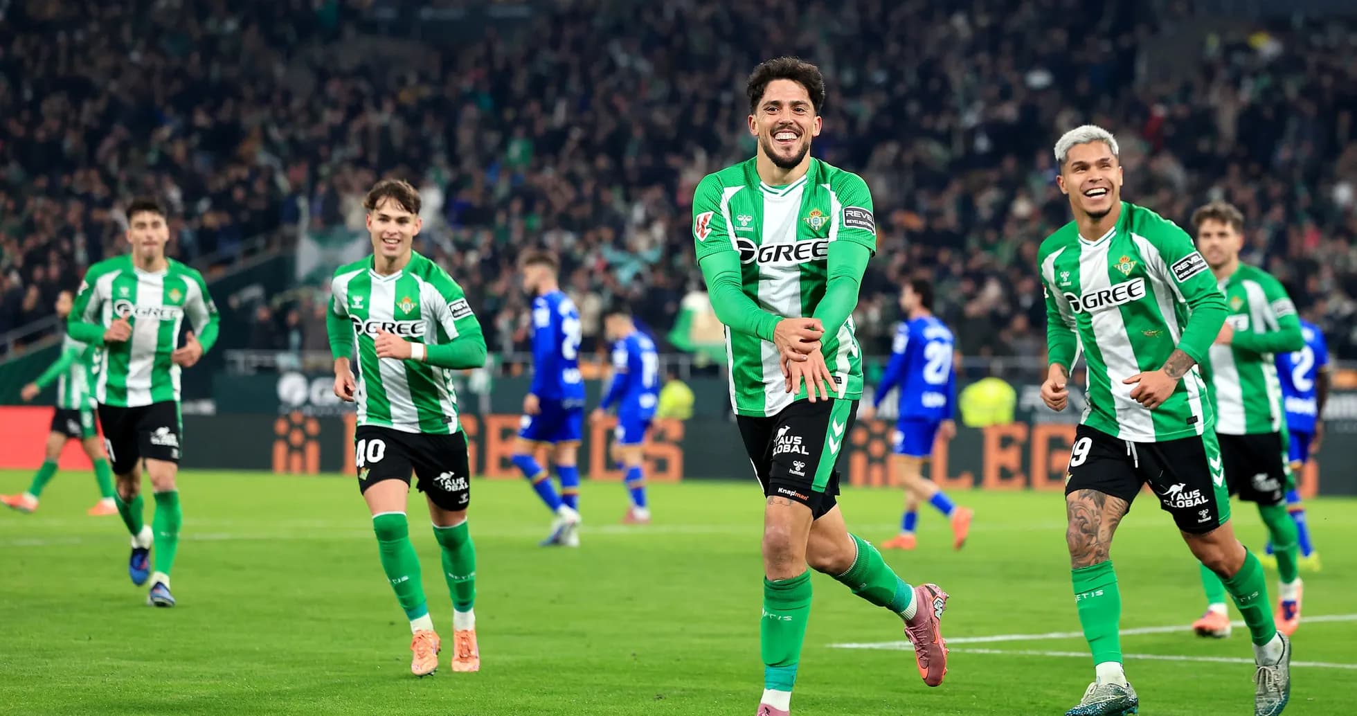 Real Betis futbolçuları qələbə sevinci yaşayır