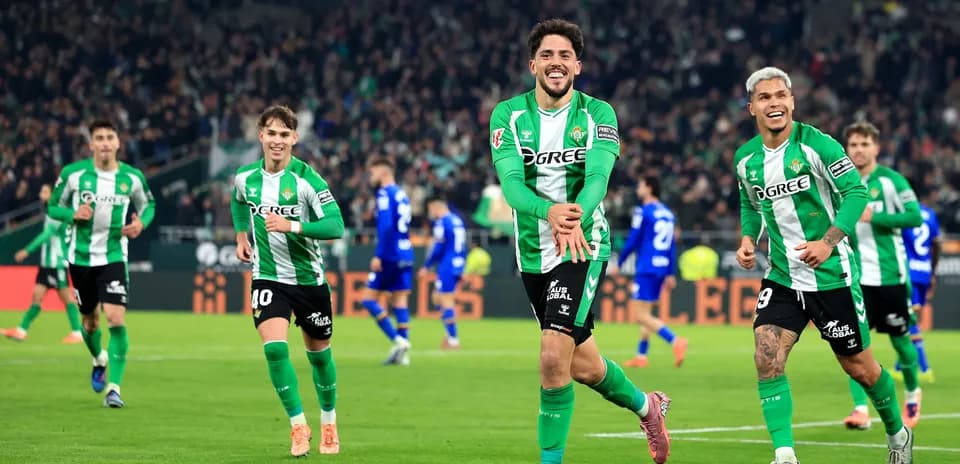 Real Betis futbolçuları qələbə sevinci yaşayır