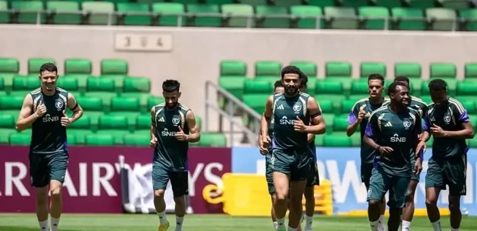Futbolçular məşq zamanı qaçış edirlər