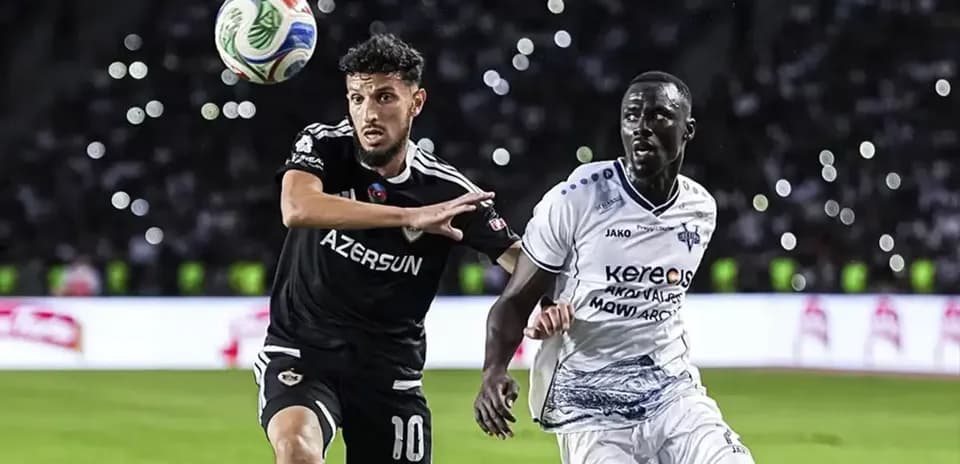 Vestri və Qarabağ oyunu zamanı topa mübarizə