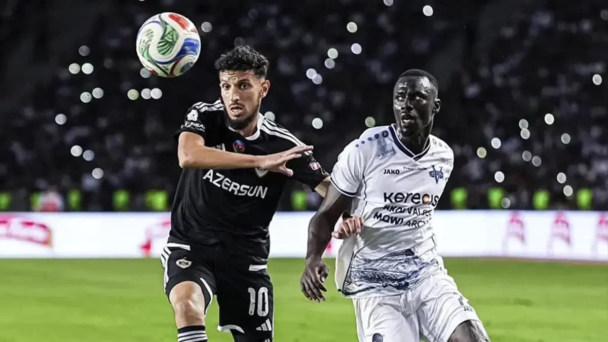 Vestri və Qarabağ oyunu zamanı topa mübarizə