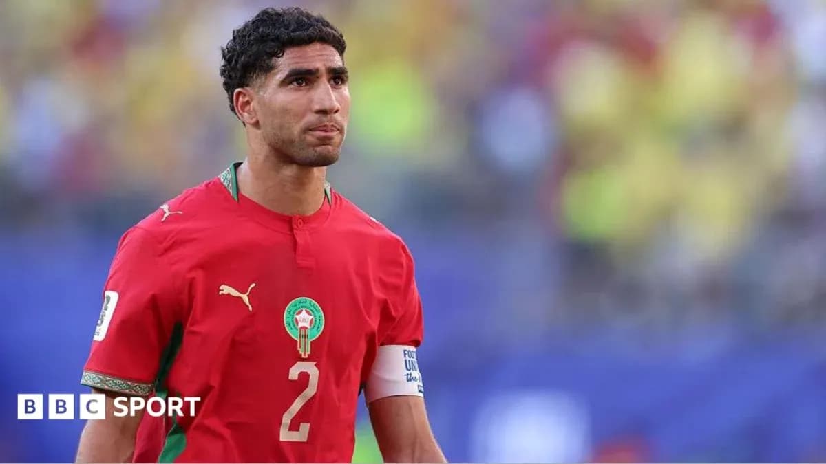 Futbolçu Marokko milli komandasının formasını geyinib
