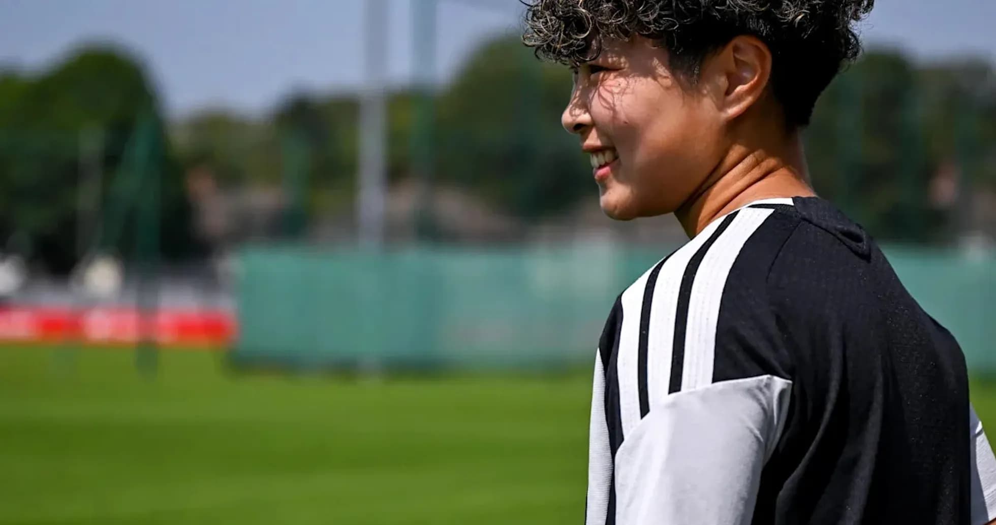 Futbolçunun məşq meydançasında gülümsəyərək dayanması