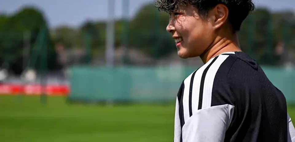 Futbolçunun məşq meydançasında gülümsəyərək dayanması