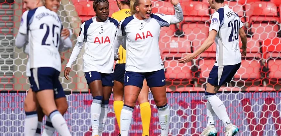Tottenham Hotspur W oyunçuları sevinir
