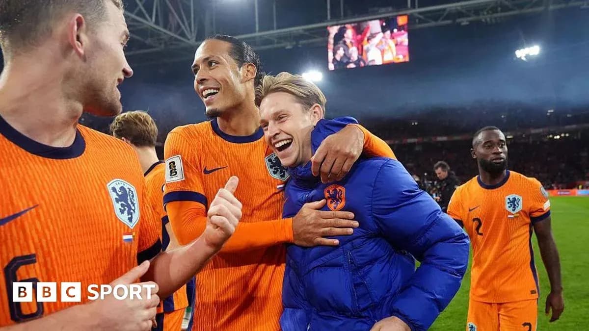 Hollandiya futbolçuları sevinclə bir-birini qucaqlayır