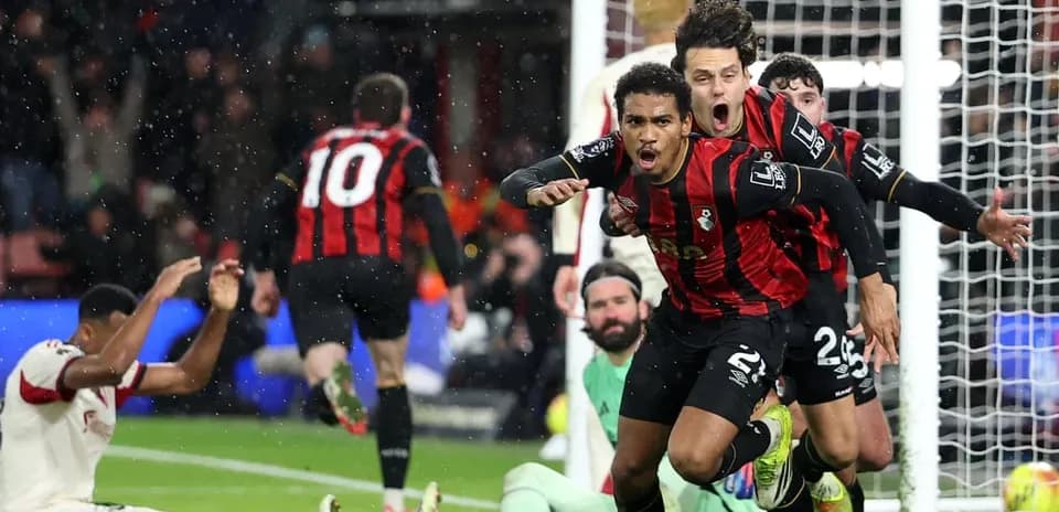 Bournemouth futbolçuları qol sevinci yaşayır