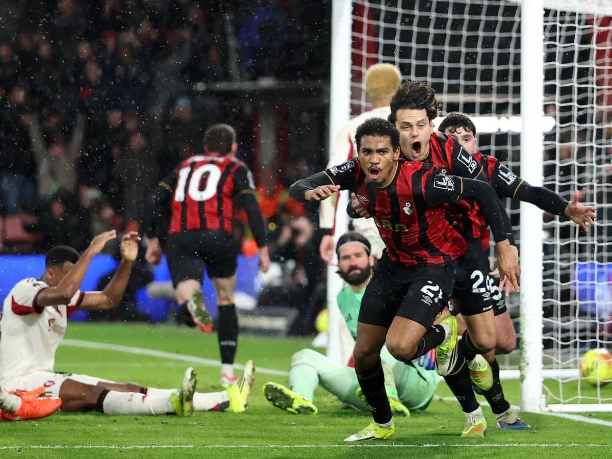 Bournemouth futbolçuları qol sevinci yaşayır