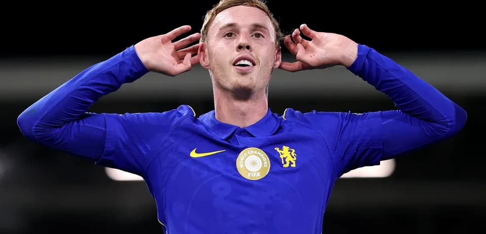 Futbolçu qol vurduqdan sonra əlini qulağına qoyur