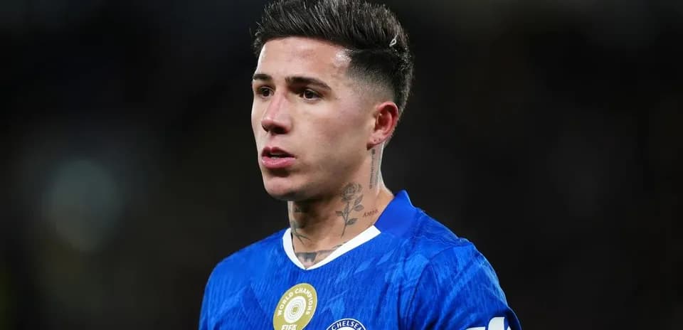 Futbolçu mavi forma ilə meydanda dayanır