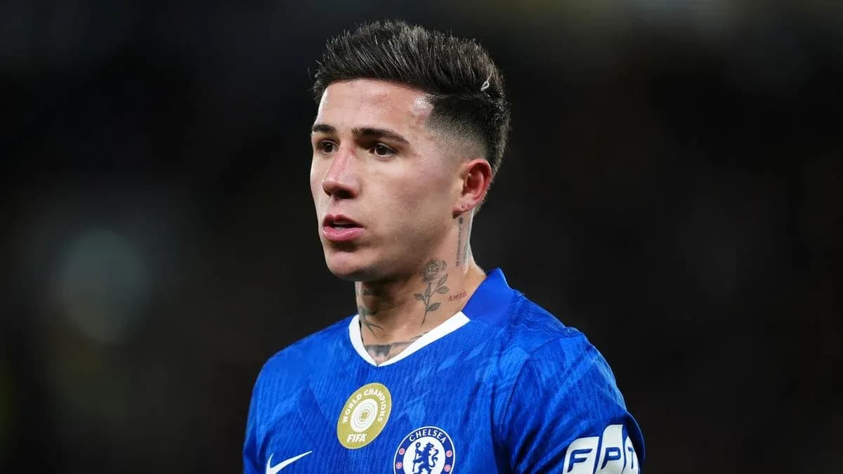 Futbolçu mavi forma ilə meydanda dayanır