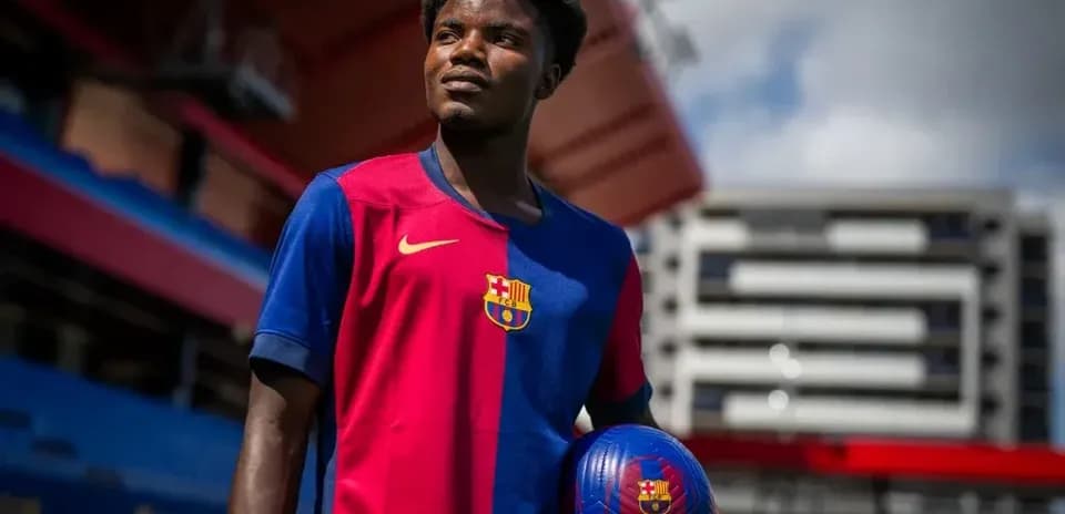 Futbolçu Barcelona formasında top tutaraq poz verib