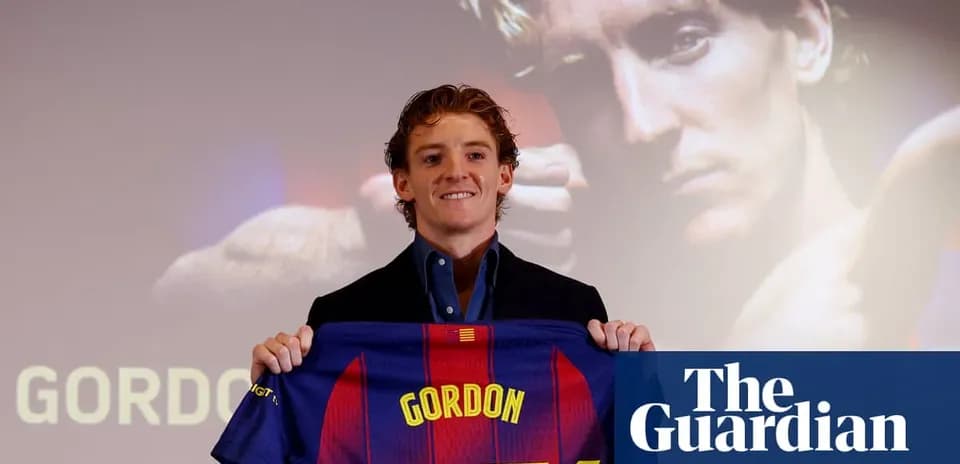 Yeni transfer Gordon Barcelona formasını tutaraq poz verir