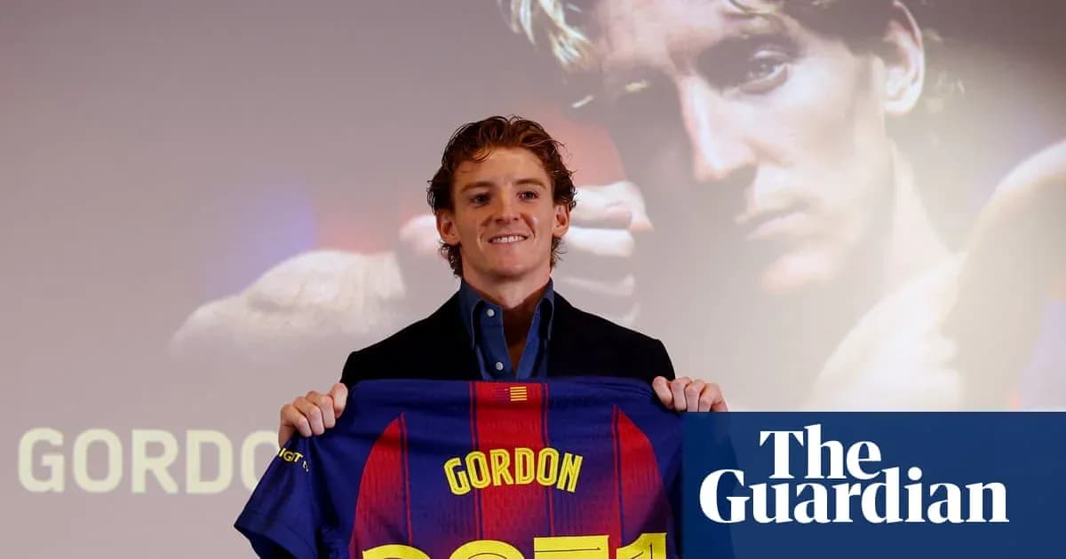 Yeni transfer Gordon Barcelona formasını tutaraq poz verir