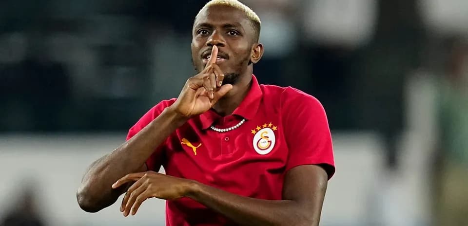 Futbolçu qışqıraraq susma işarəsi edir