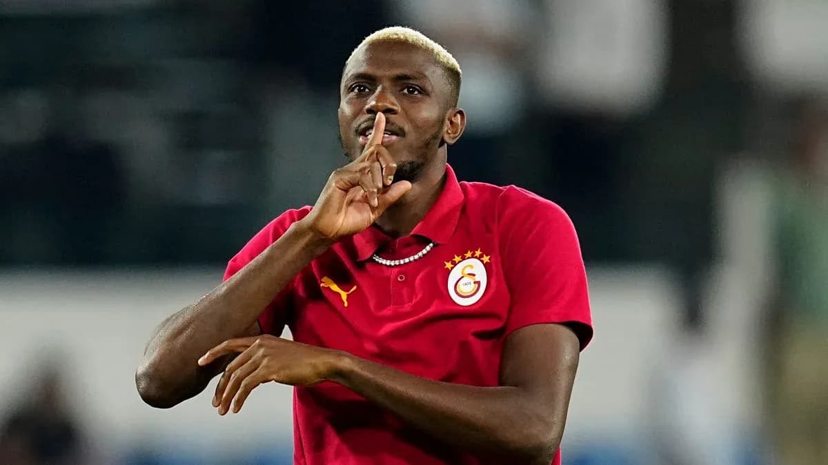 Futbolçu qışqıraraq susma işarəsi edir