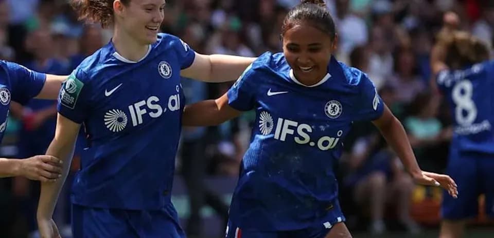 İki Chelsea futbolçusu qol sevinci yaşayır