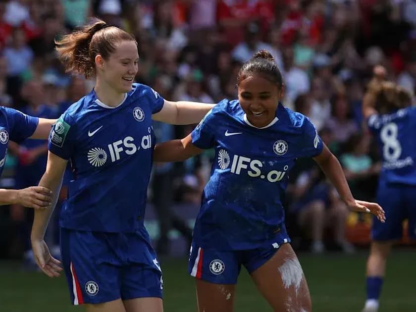 İki Chelsea futbolçusu qol sevinci yaşayır