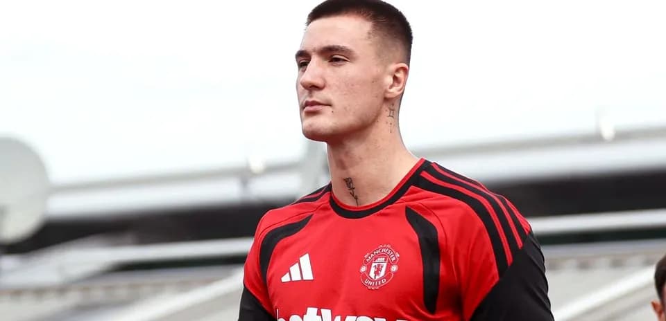 Futbolçu Manchester United forması geyinib