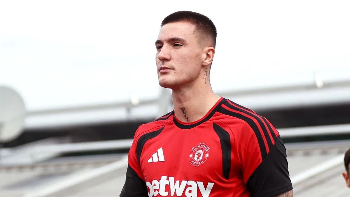 Futbolçu Manchester United forması geyinib