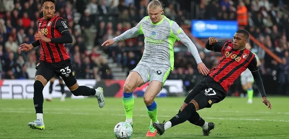 Haaland topda, Bournemouth oyunçusu müdafiə edir