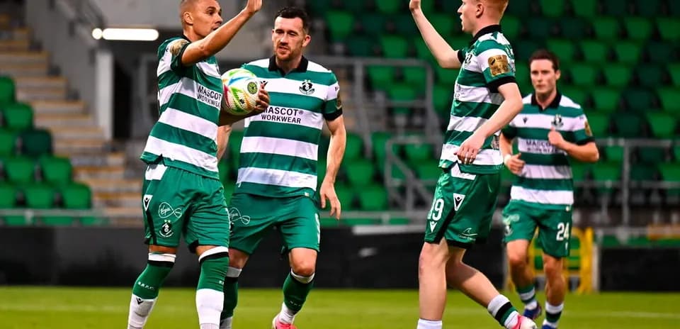 Shamrock Rovers futbolçuları topu qeyd edirlər