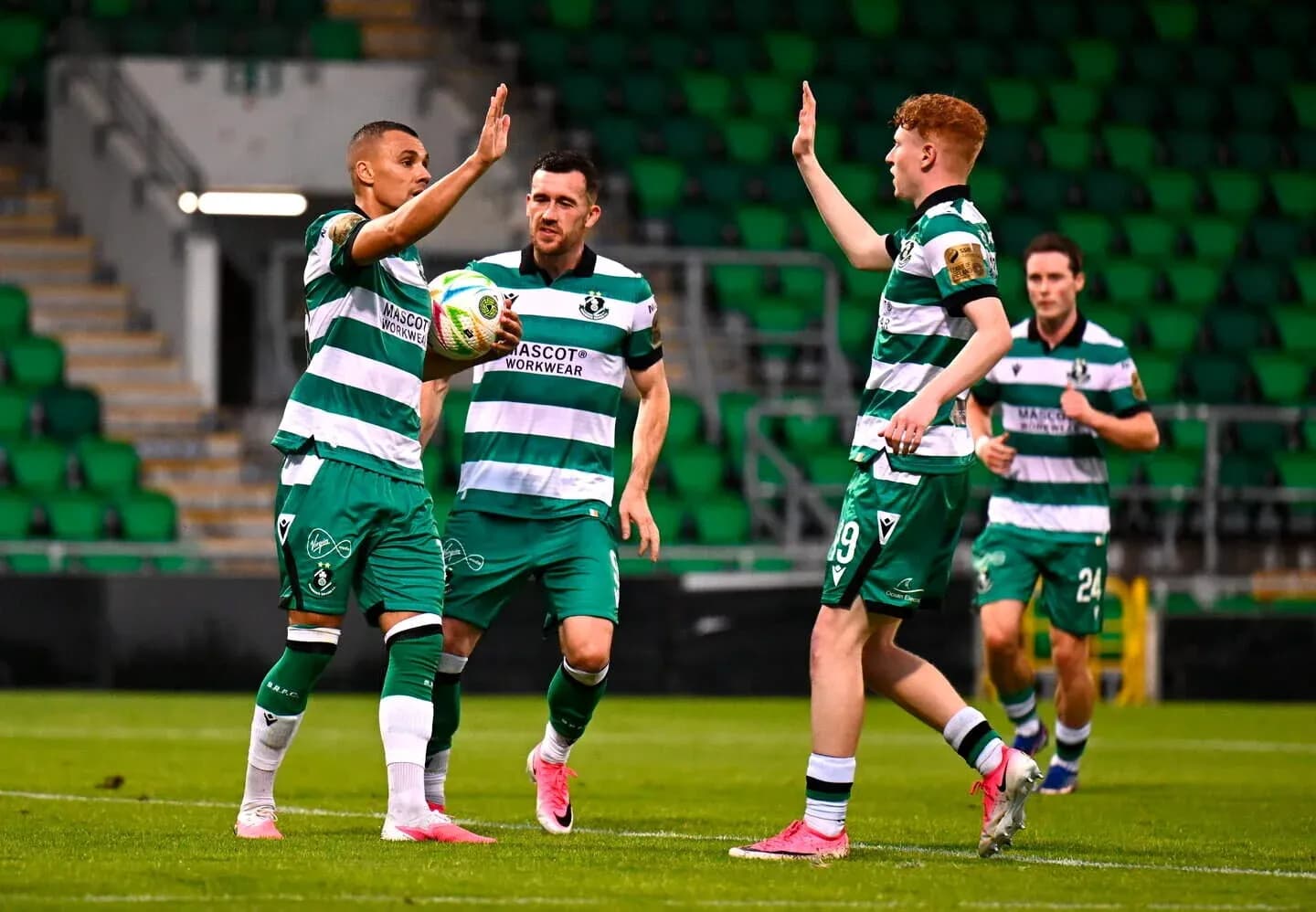 Shamrock Rovers futbolçuları topu qeyd edirlər