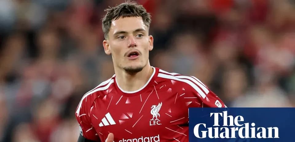 Futbolçu Liverpool formasında oyun zamanı