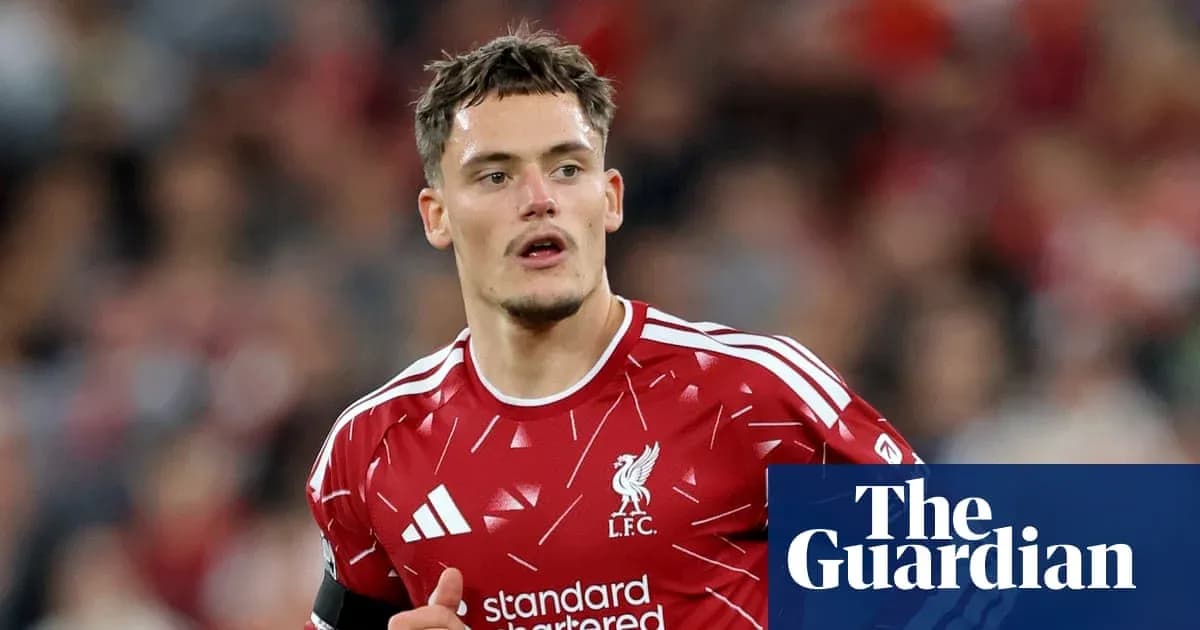 Futbolçu Liverpool formasında oyun zamanı