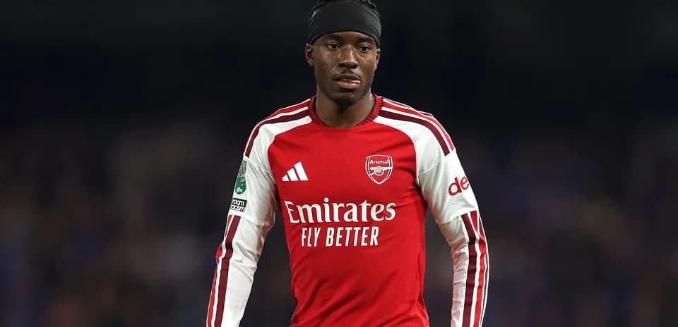 Futbolçu Arsenal formasında oyun sahasında