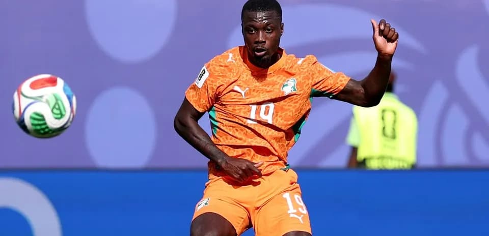Futbolçu topu qovma hərəkətindədir