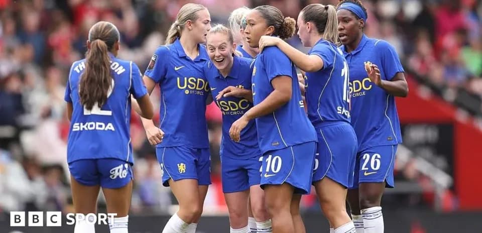 Futbolçular qələbəni qeyd edirlər, mavi forma geyiniblər