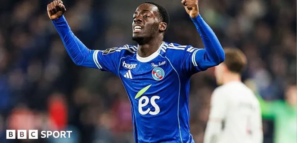 Futbolçu qolu qeyd edərkən əllərini qaldırıb