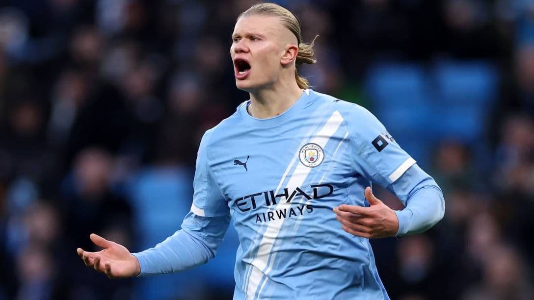Futbolçu Erling Haaland mavi forma ilə meydanda